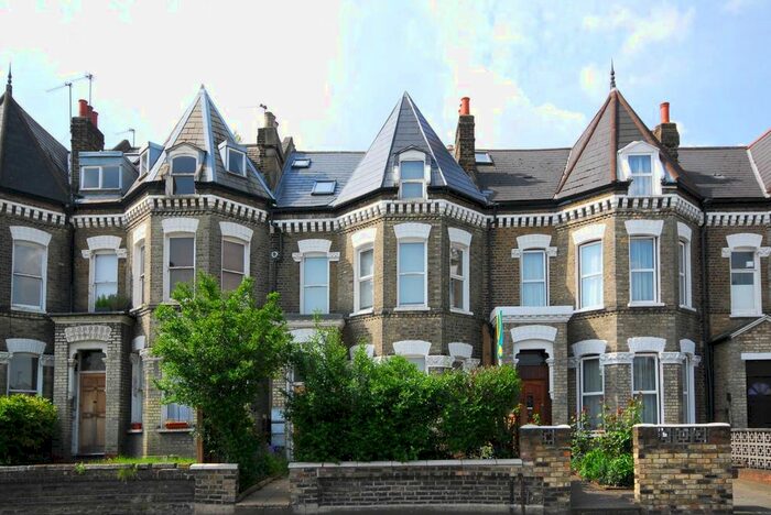 1 Bedroom Flat To Rent In Union Road, Clapham, London, SW4