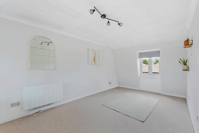 1 Bedroom Flat To Rent In Lysander Gardens, Surbiton, KT6