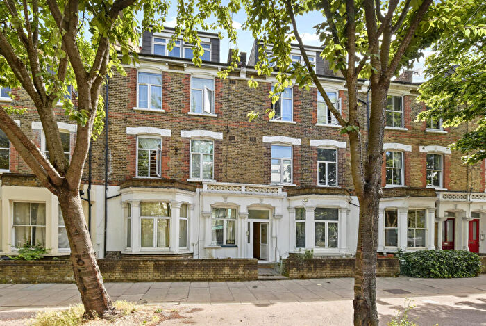 House For Sale In -(-) Drayton Park, London, N5