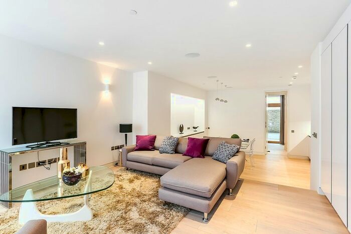 2 Bedroom Flat To Rent In Rodmarton Street, Marylebone, London, W1U