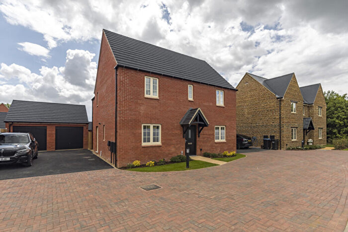 4 Bedroom Detached House For Sale In Waters Lane, Banbury, OX17