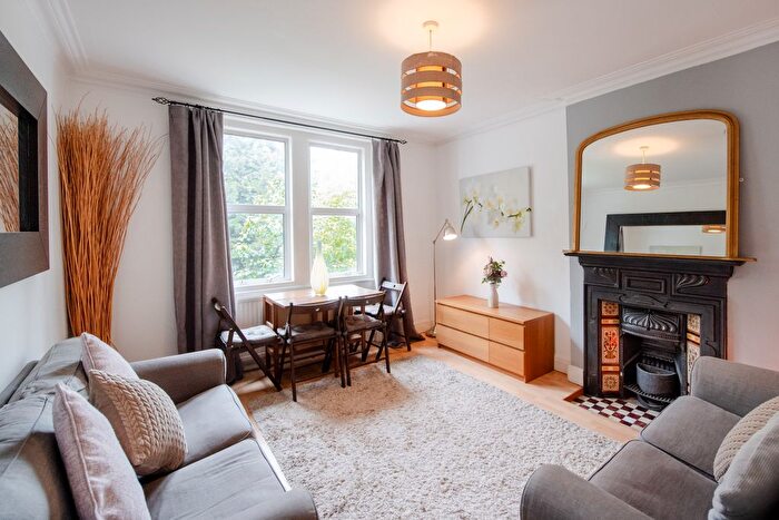 2 Bedroom Flat For Sale In Chatsworth Gardens, London, W3