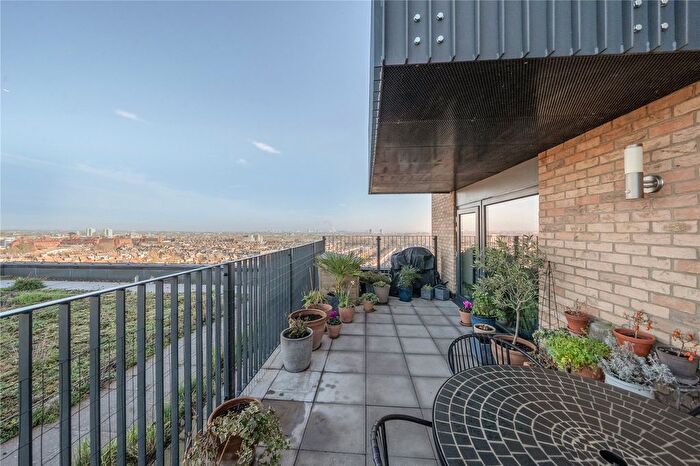 2 Bedroom Flat For Sale In Hampden Road, London, N8