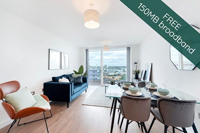 2 Bedroom Flat To Rent In Stylus Place, Hayes, UB3