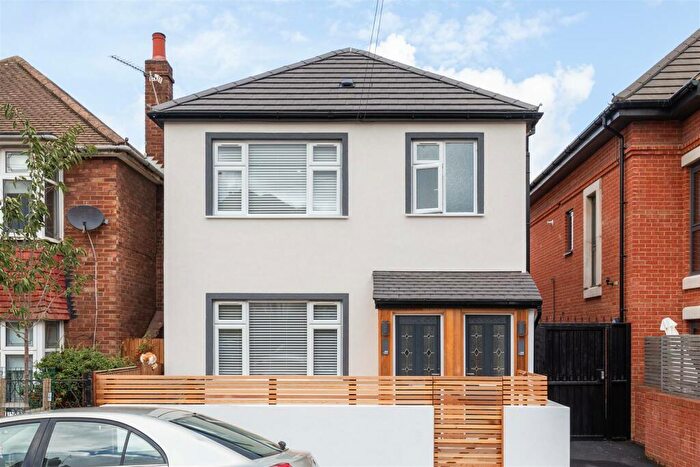 2 Bedroom Flat For Sale In Winns Avenue, Walthamstow, E17