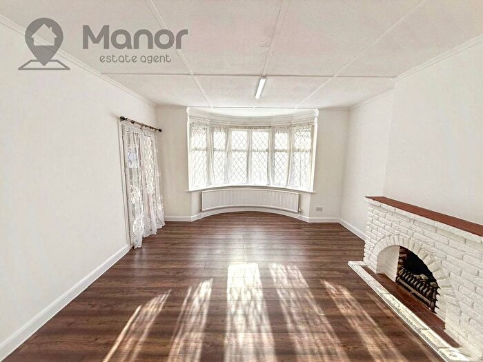 3 Bedroom Bungalow To Rent In Clayhall Avenue, Clayhall, IG5