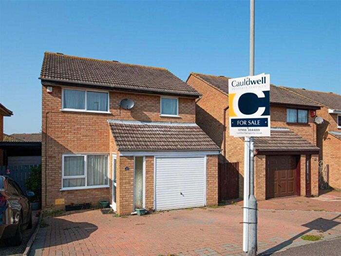 3 Bedroom Detached House For Sale In Favell Drive, Furzton, Milton Keynes, MK4