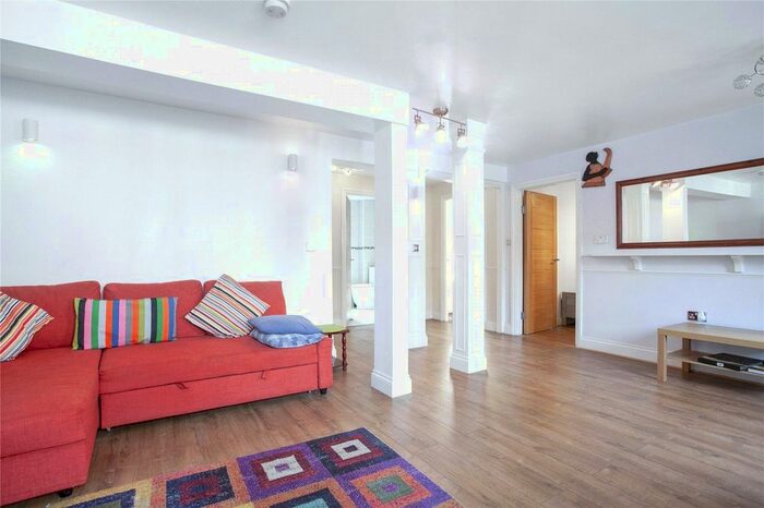 2 Bedroom Flat To Rent In Park Street, London, Uk, SE1