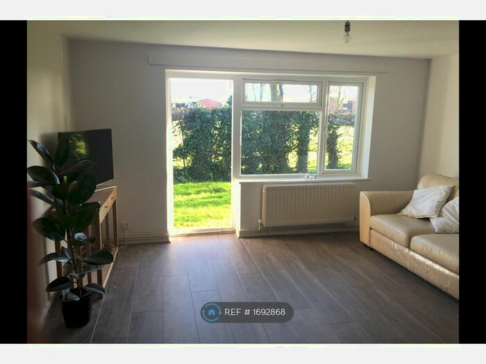 2 Bedroom Maisonette To Rent In Harrogate Court, Slough, SL3