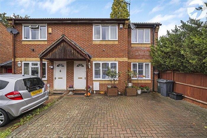 3 Bedroom Semi Detached House For Sale In Jackson Close, Greenhithe, Kent, DA9