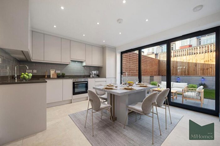 4 Bedroom End Of Terrace House For Sale In Chase Road, London, N14