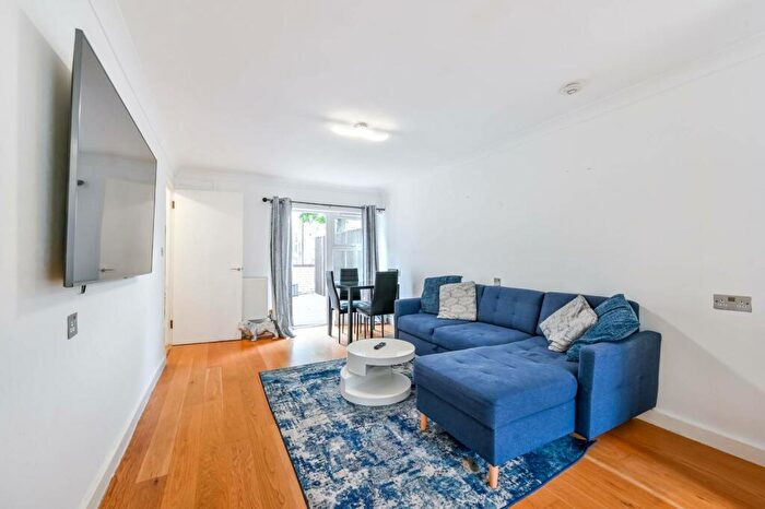 1 Bedroom Flat To Rent In Lockhart Close, Islington, London, N7