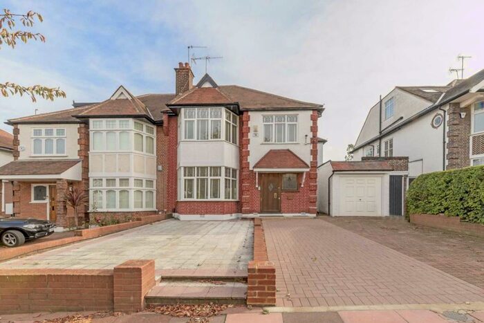 4 Bedroom Semi-Detached House To Rent In Church Vale, London, N2