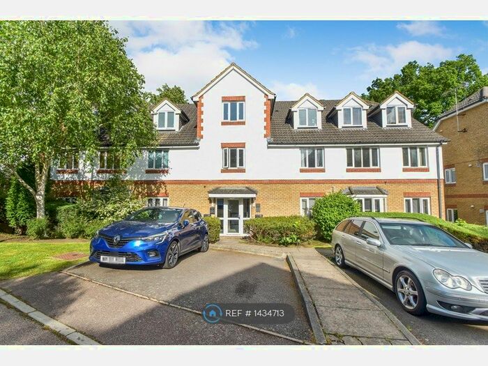 2 Bedroom Flat To Rent In Alexandra Gardens, Knaphill, GU21