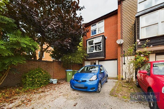 5 Bedroom Town House For Sale In Woodlands Way, Southampton, SO15