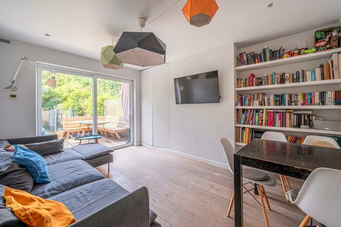 2 Bedroom Flat To Rent In Colney Hatch Lane, Finchley, London, N11