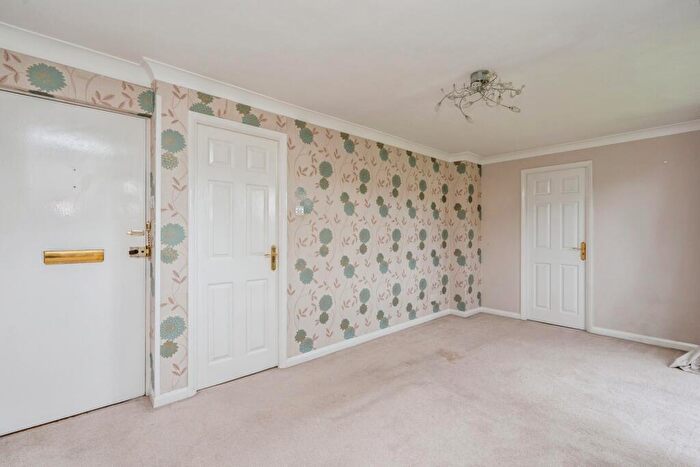 1 Bedroom Flat For Sale In Crombie Close, Waterlooville, Hampshire, PO8