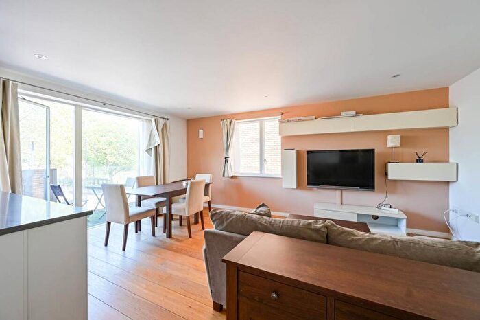 2 Bedroom Flat To Rent In Copenhagen Street, Barnsbury, London, N1