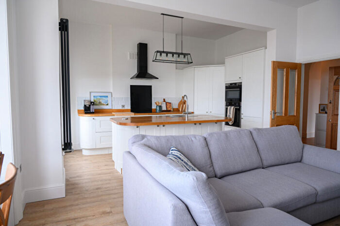 3 Bedroom Flat For Sale In Beach Road, BS23