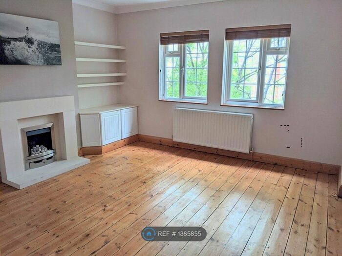 2 Bedroom Flat To Rent In Heath Road, Twickenham, TW1