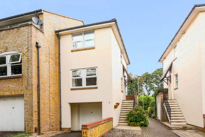 2 Bedroom End Of Terrace House To Rent In Farnborough Crescent, Bromley, Kent, BR2