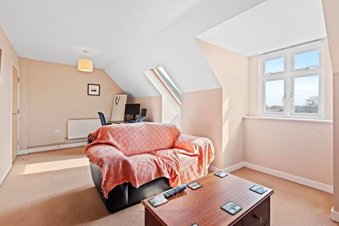 2 Bedroom Flat For Sale In Flat Elbourne House, Lumley Road, Horley, RH6