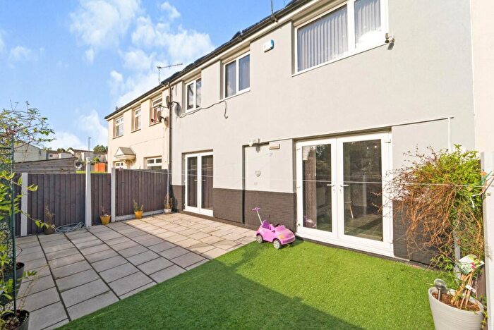 4 Bedroom Terraced House For Sale In Winsford Walk, Burnley, Lancashire, BB11