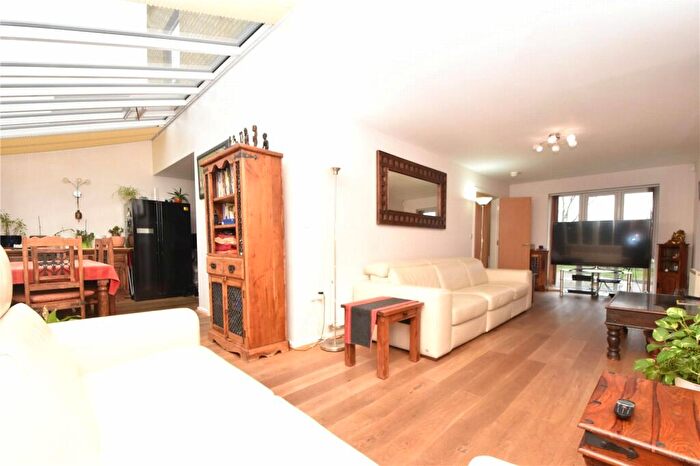 5 Bedroom Link Detached House For Sale In Waterstone Way, Greenhithe, Kent, DA9