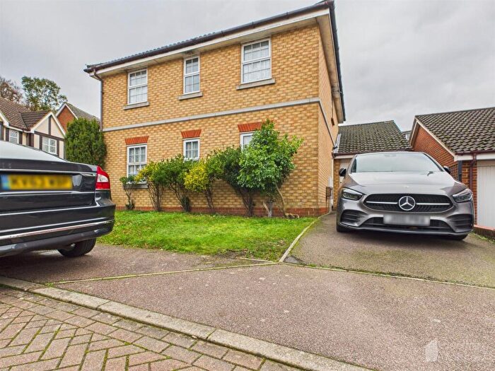 4 Bedroom Detached House For Sale In Quantock Close, Stevenage, SG1