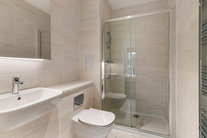 2 Bedroom Flat To Rent In Fizzy Ea A - Silvertown Way, London, E16