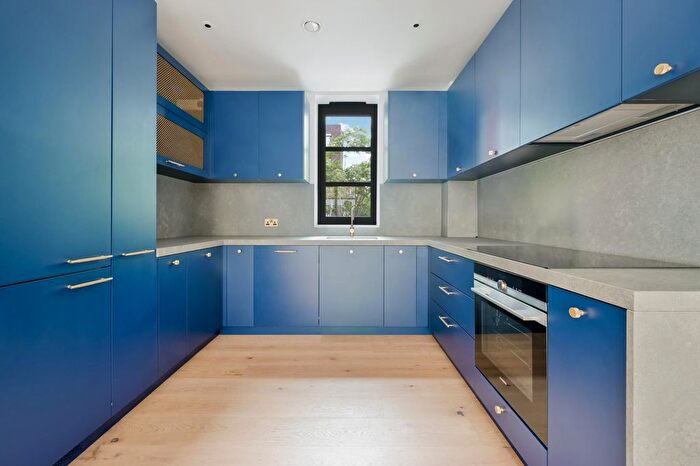 4 Bedroom Flat To Rent In Orchard Place, Goodluck Hope, London, E14