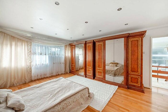 4 Bedroom Detached House For Sale In Bowls Close, Stanmore, HA7