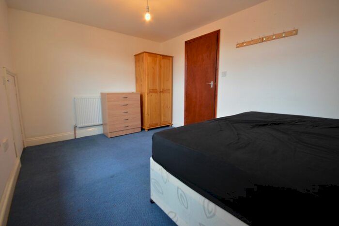 2 Bedroom Flat To Rent In First Avenue, Shepherds Bush, W3