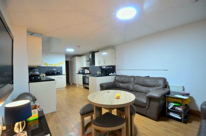 7 Bedroom End Of Terrace House To Rent In / Academic Year Lovely Double Bedroom, Bathroom Student House, Selly Oak, Free Ultrafast M Broadband, B29