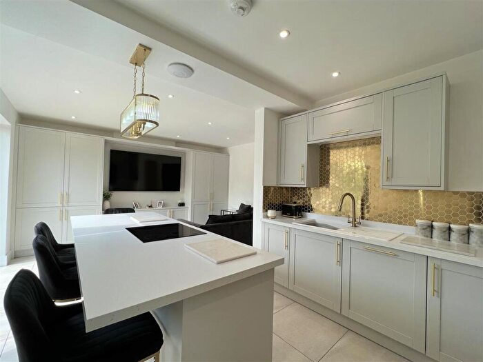 3 Bedroom Detached House For Sale In Kidderminster Road, Hagley, Stourbridge, DY9