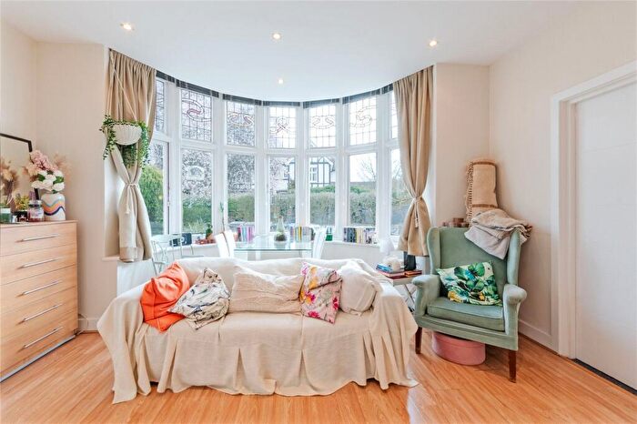 2 Bedroom Flat To Rent In Chatsworth Road, Mapesbury, NW2