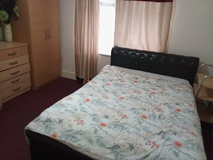 1 Bedroom Flat To Rent In Gordon Crescent, Hayes, UB3