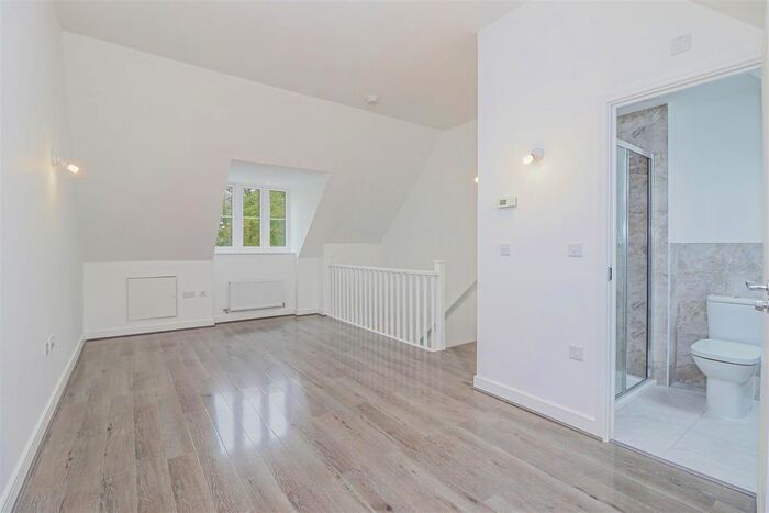 3 Bedroom Semi-Detached House To Rent In Sedgwick Grove, Hoddesdon, EN11