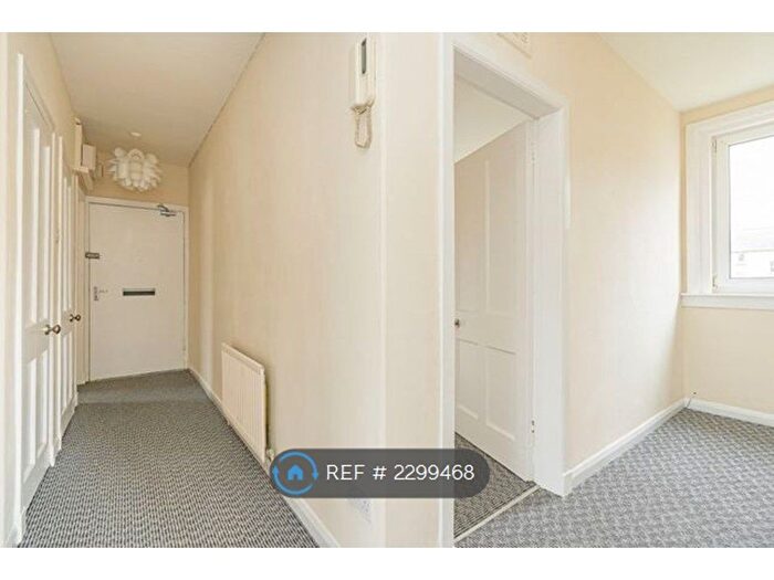 3 Bedroom Flat To Rent In Wardieburn Place East, Edinburgh, EH5