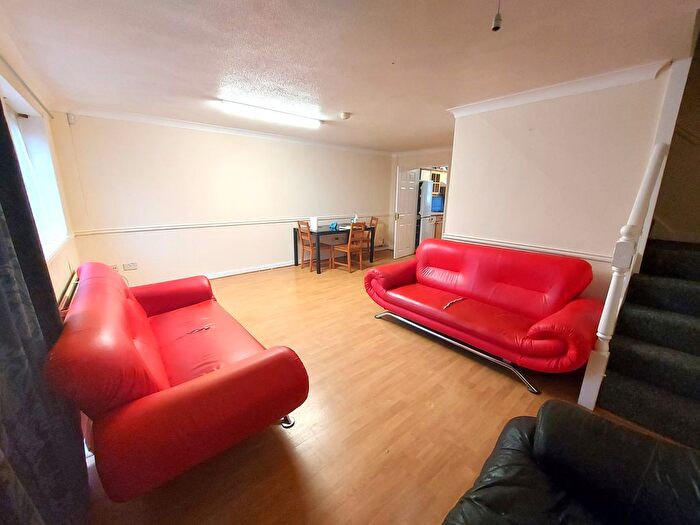3 Bedroom End Of Terrace House To Rent In Hainault, Essex, IG6
