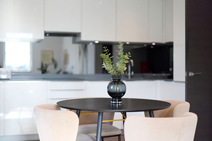 2 Bedroom Flat To Rent In Kew Bridge Road, TW8