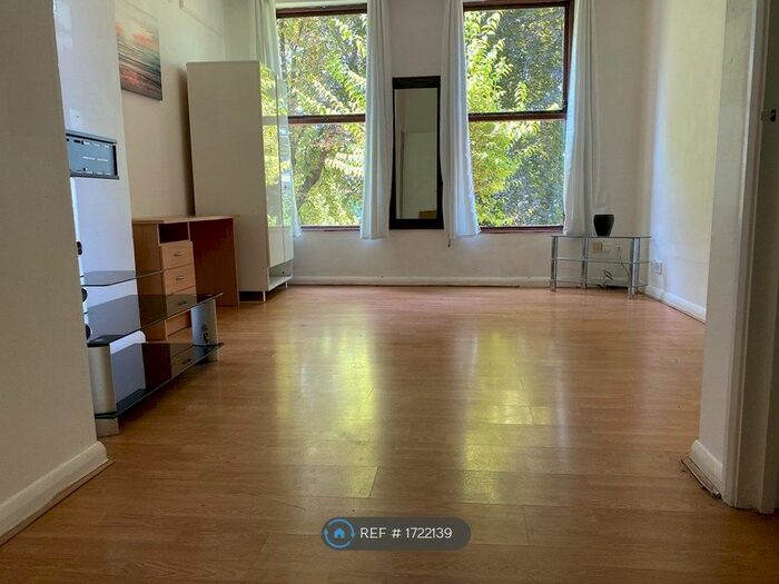 Studio To Rent In Woodland Ct, Luton, LU2