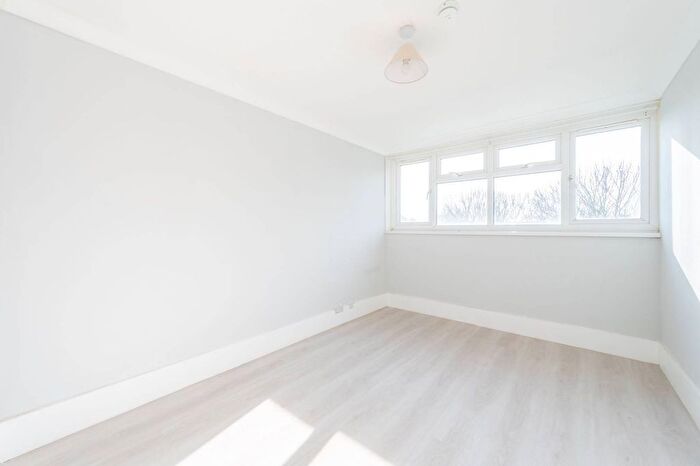 5 Bedroom Flat To Rent In Trinity Way, Acton, London, W3