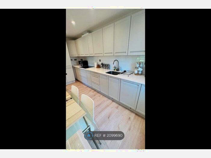 2 Bedroom Flat To Rent In Lime Tree Court, South Croydon, CR2