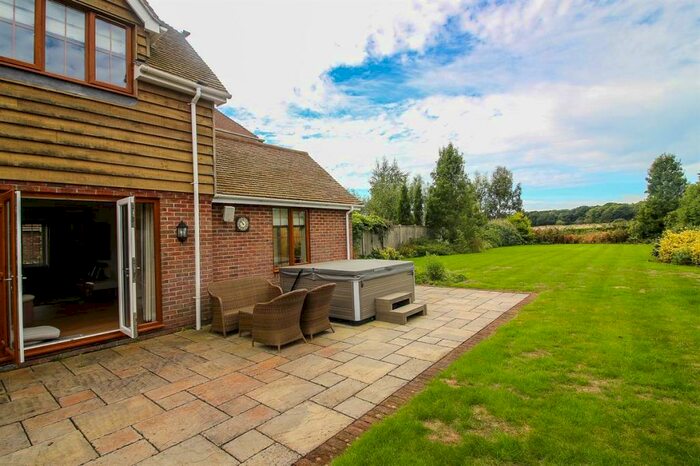 4 Bedroom Detached House For Sale In Greenlees Close, Fareham, PO17