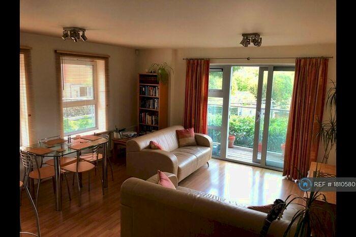 2 Bedroom Flat To Rent In Queen Mary Avenue, London, E18