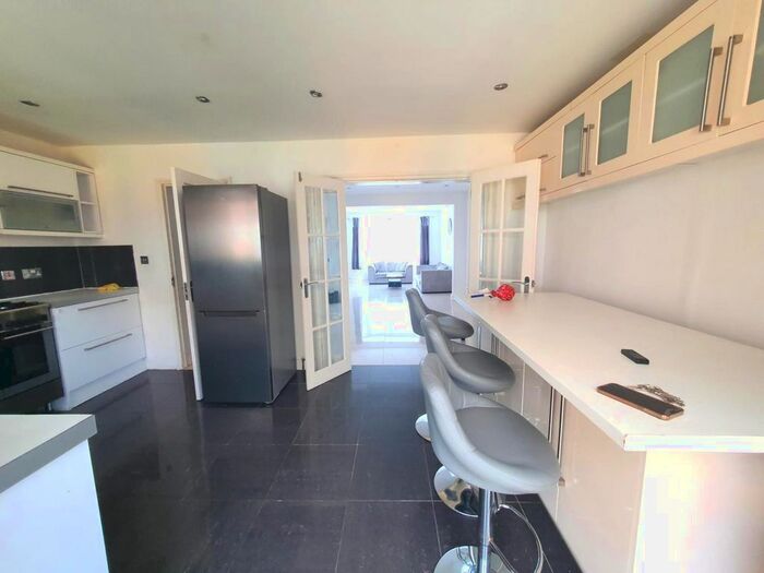 4 Bedroom Semi-Detached House To Rent In Ash Grove, Heston, Hounslow, TW5