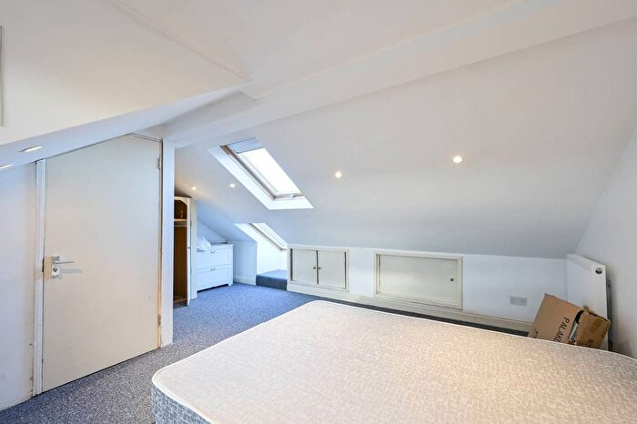 4 Bedroom Flat To Rent In Weir Road, Balham, London, SW12