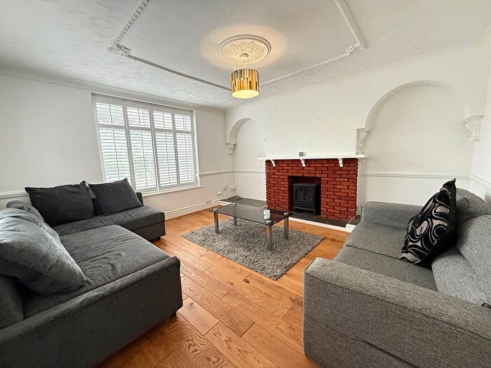 3 Bedroom Flat To Rent In Old Highway, Hoddesdon, EN11