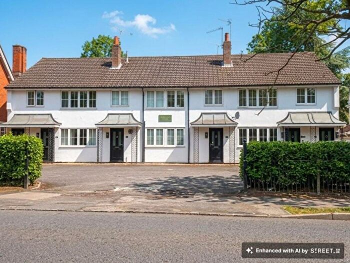 2 Bedroom Flat To Rent In Park Lane, Beaconsfield, HP9